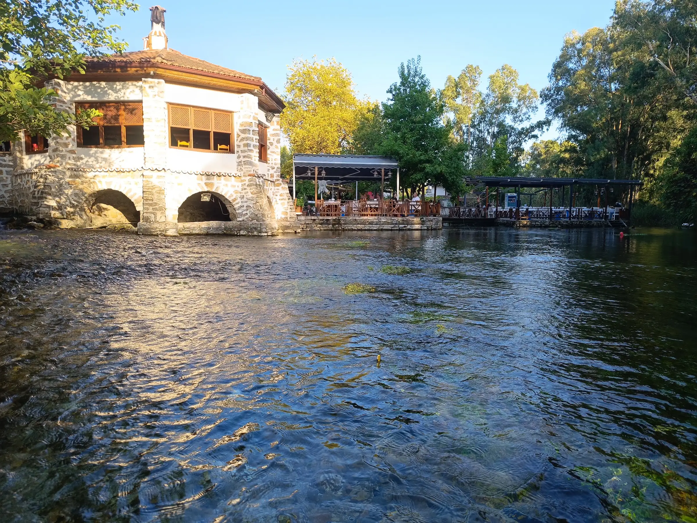 Azmak Nehri üzerinde Cennet Restaurant'ın taş değirmen binası ve berrak su