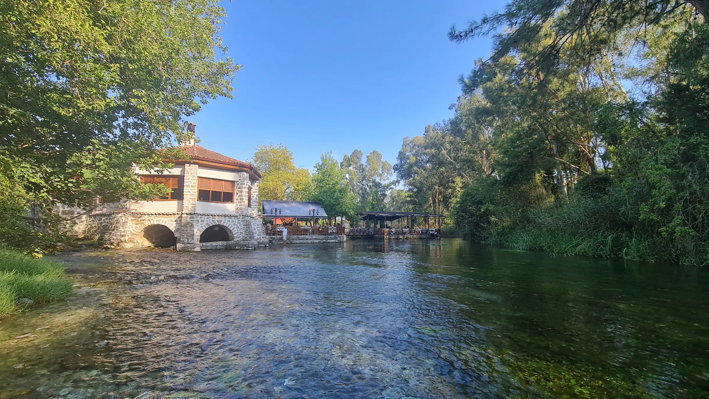 Akyaka Azmak Nehri’nin berrak suları ve kıyısındaki Cennet Restaurant
