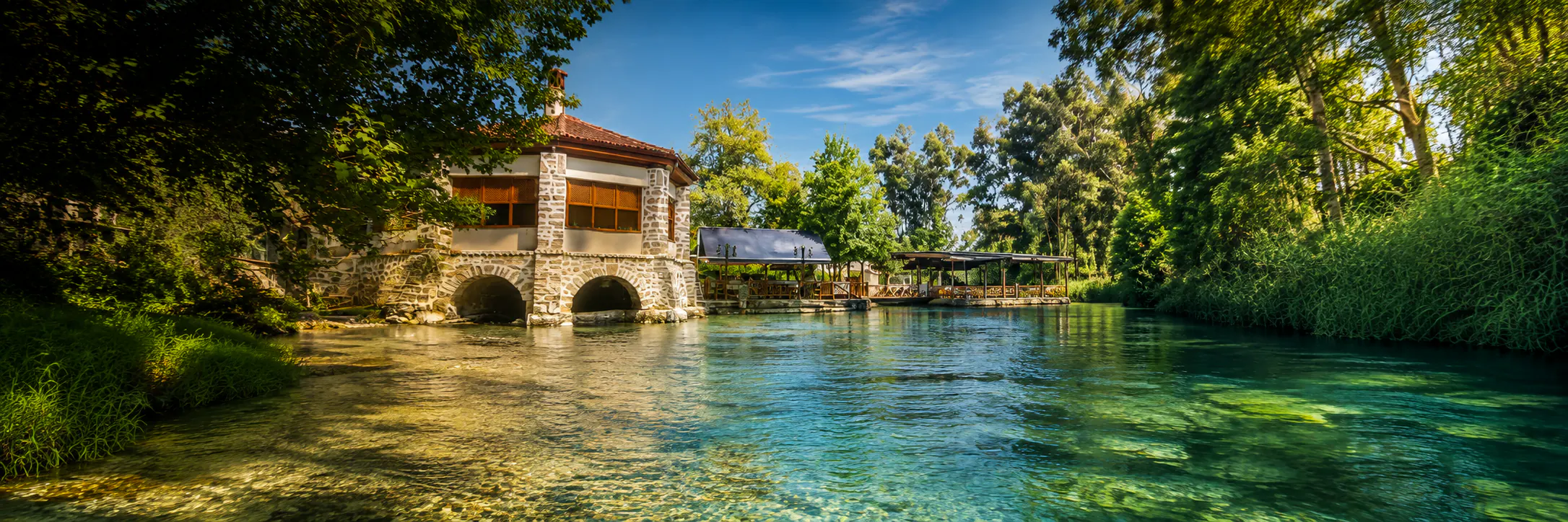 Azmak Nehri'nin berrak suyu, taş değirmen ve nehir üstündeki ahşap teras, Akyaka
