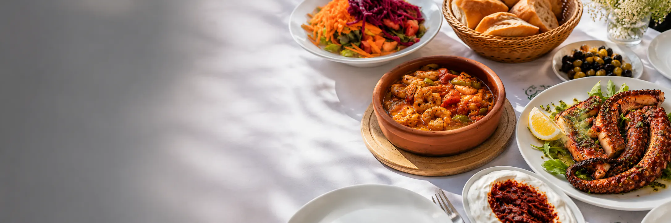 Cennet Restaurant sofrası: karides güveç, ızgara ahtapot, mevsim salatası, zeytin ve taze ekmek