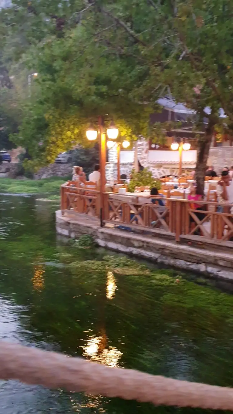 Gece ışıklarıyla suya yansıyan Cennet Restaurant