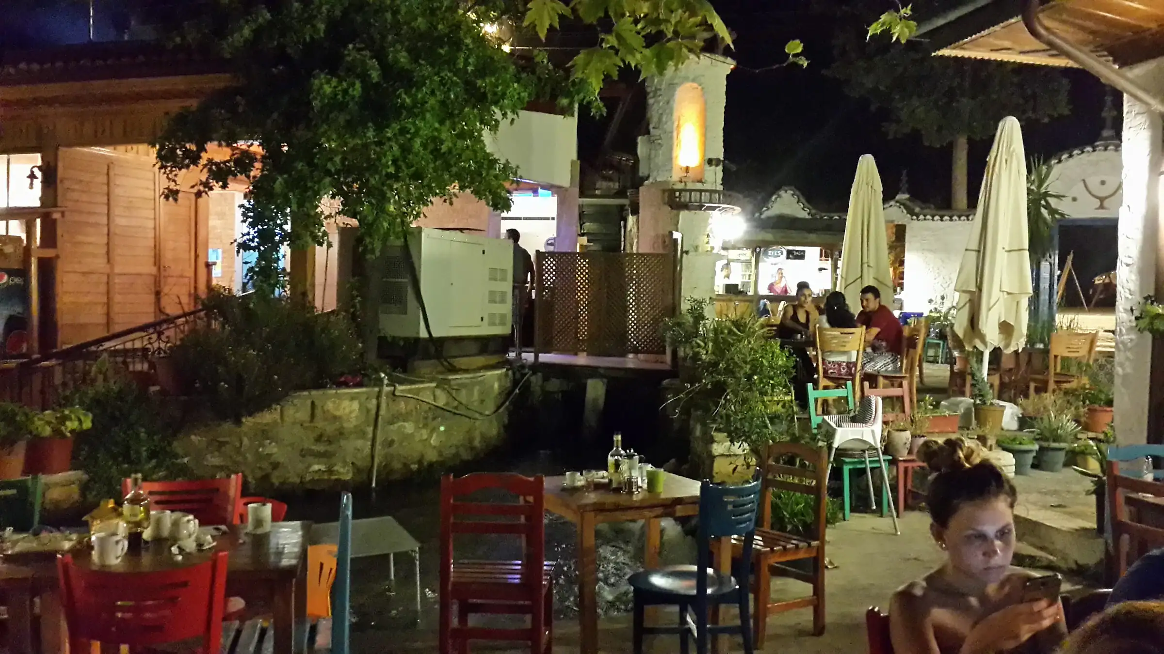 Akşam saatlerinde bahçe ve teras düzeni
