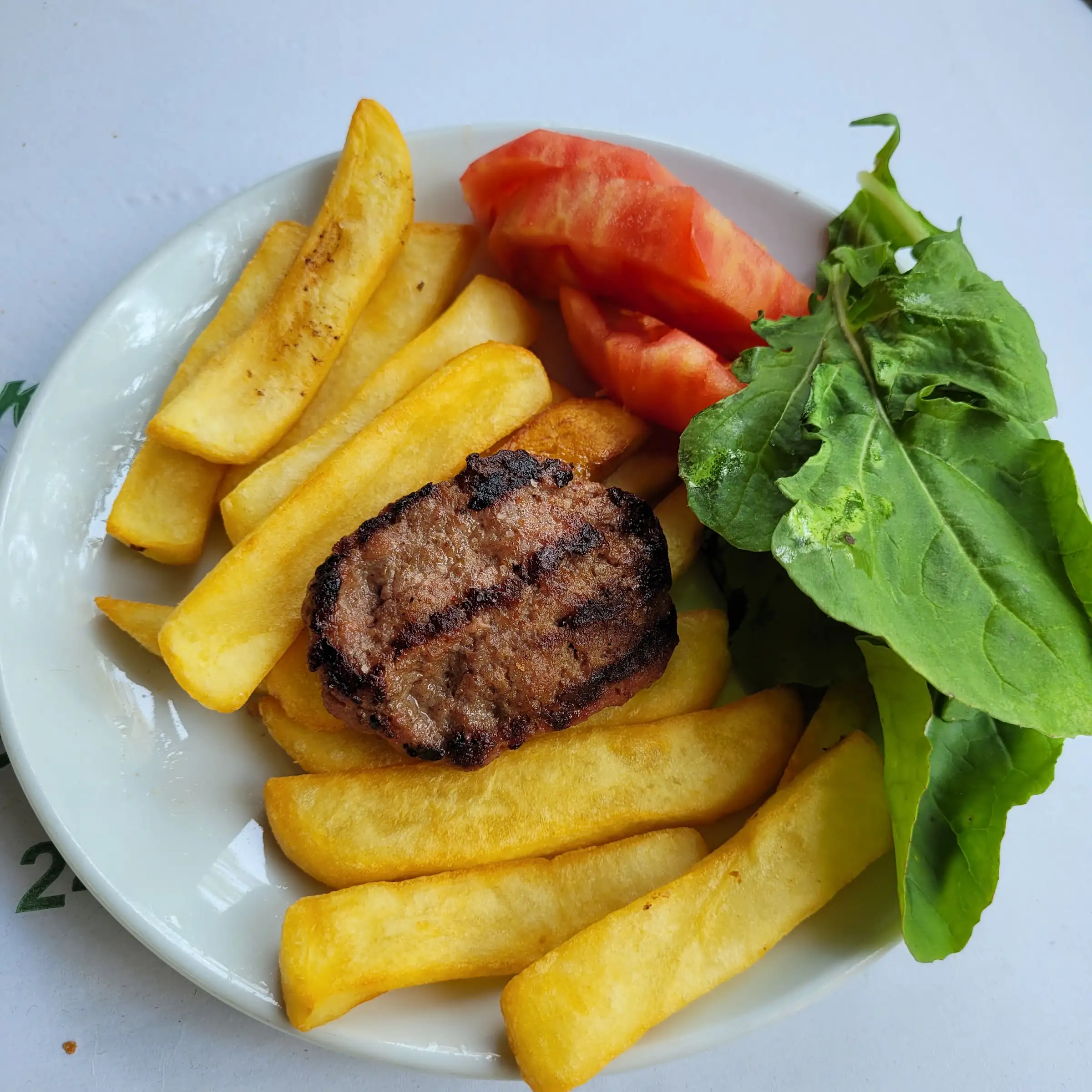 Izgara köfte ve patates kızartması