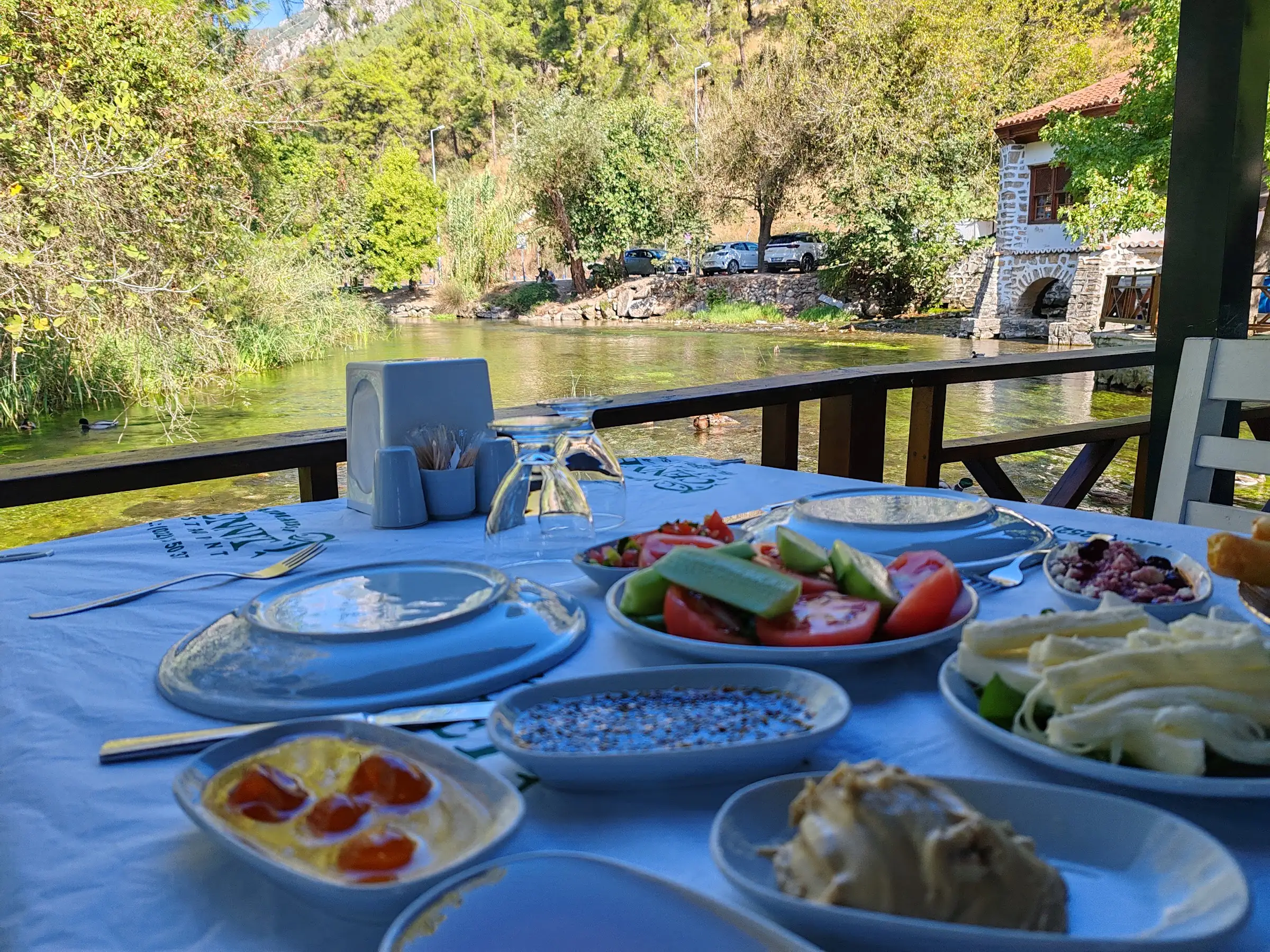Azmak kıyısında mezelerle kurulmuş masa