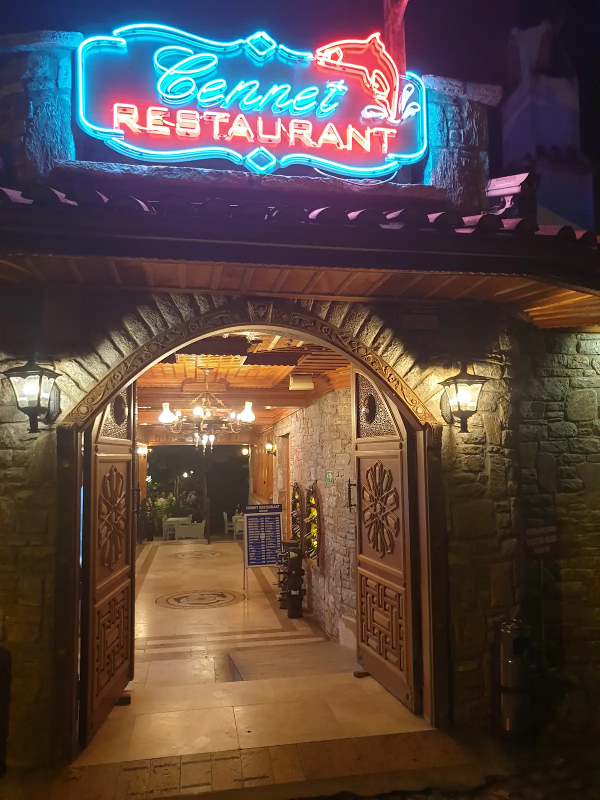 Cennet Restaurant’ın gece parlayan neon tabelası