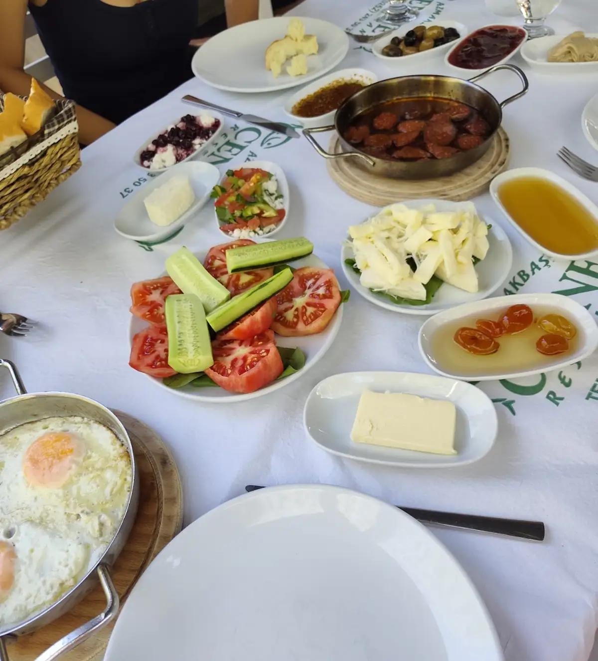 Zengin içerikli serpme Türk kahvaltısı