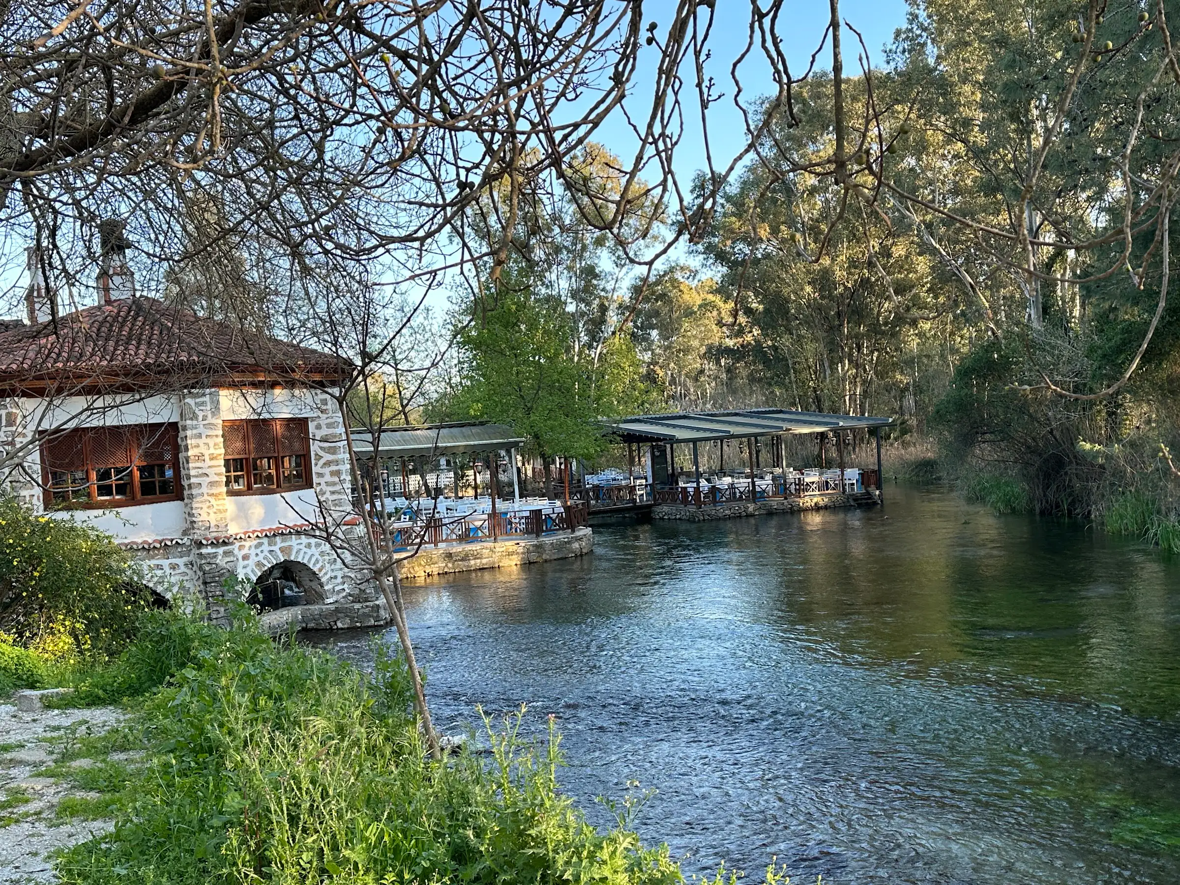 Taş değirmen binası ve Azmak üzerindeki ahşap köprü