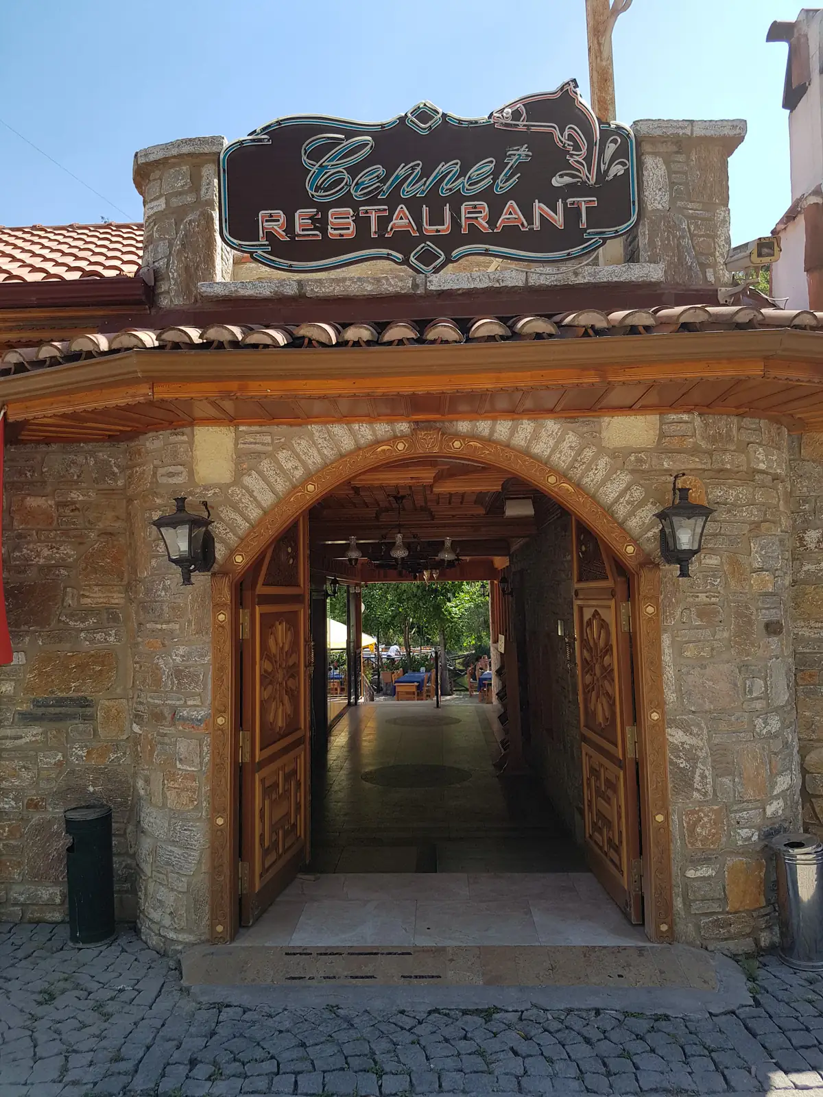 Cennet Restaurant’ın taş kemerli girişi