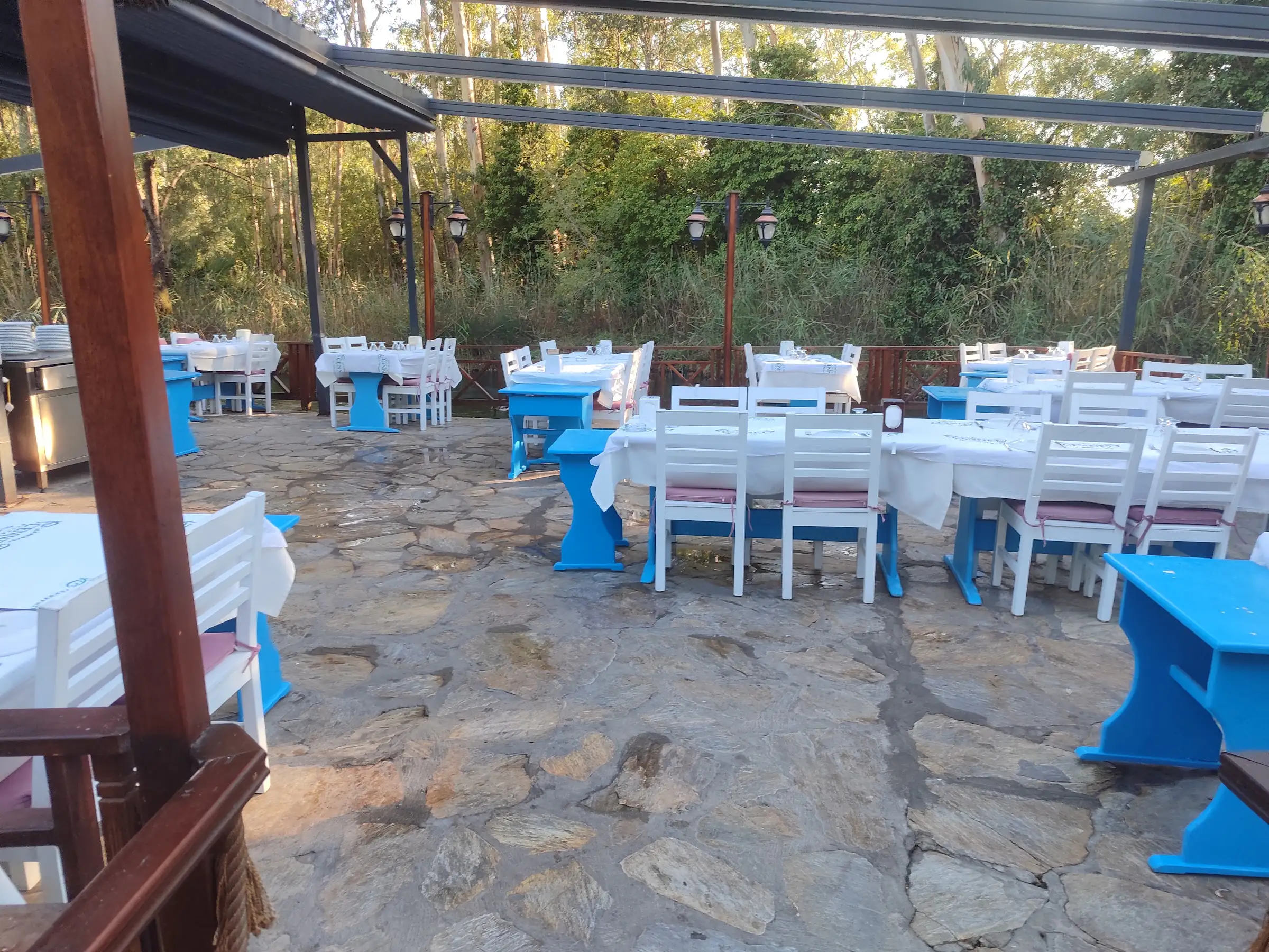 Cennet Restaurant’ın nehir kenarındaki kurulu terası